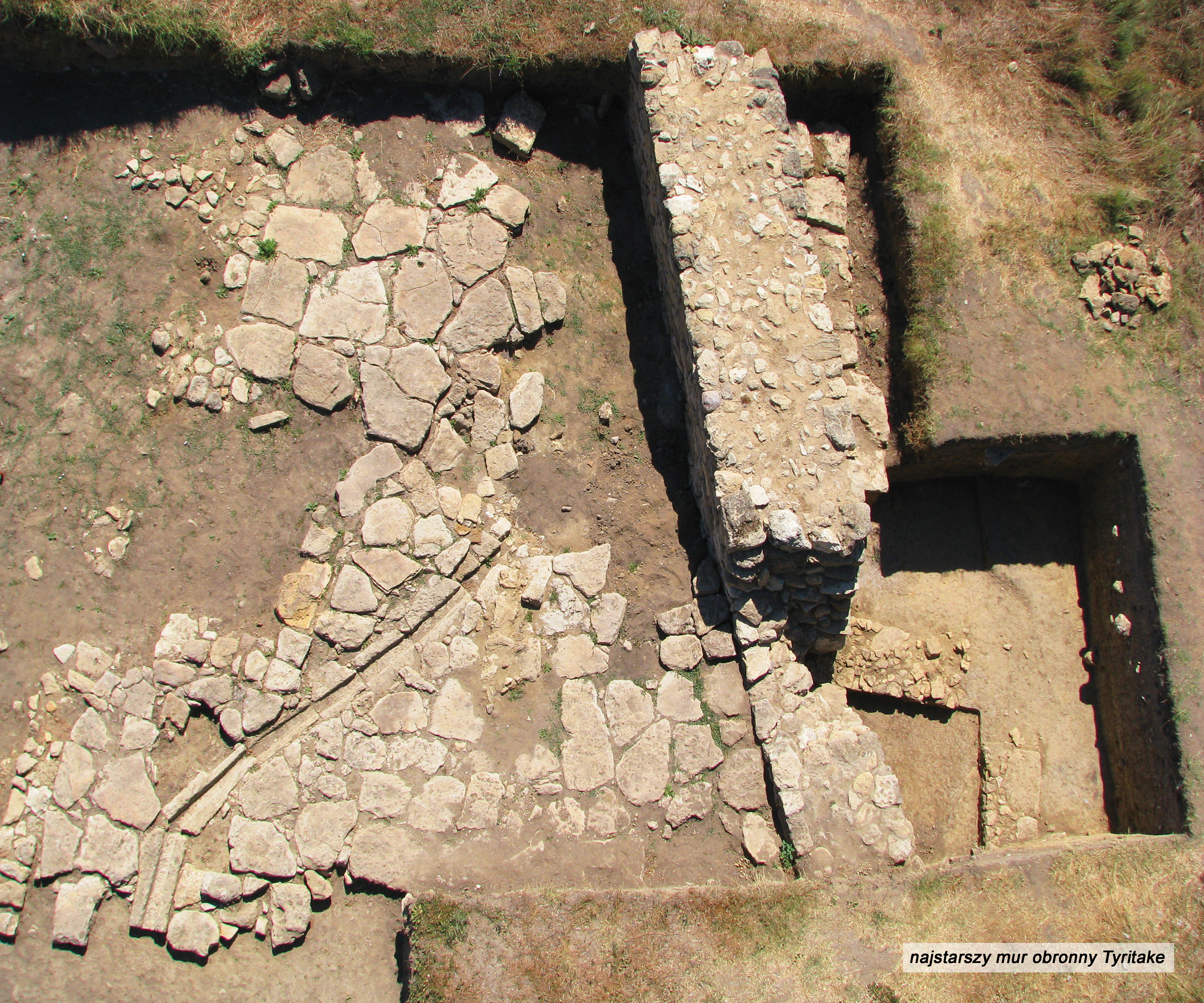 Самая старая оборонительная стена Тиритаки