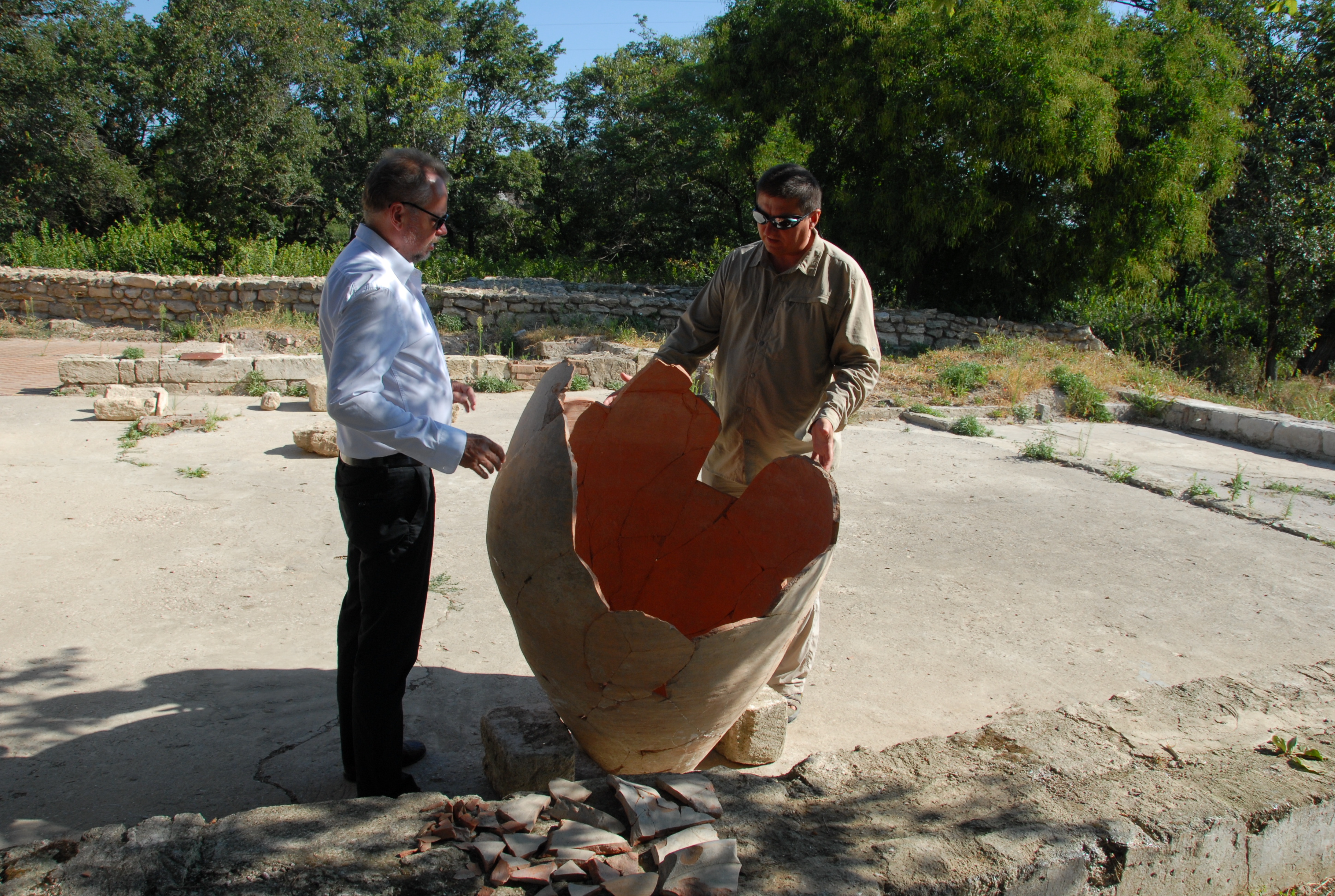 Piotr Piotrowski and Alfred Twardecki with pithos discovered by Polish Mission